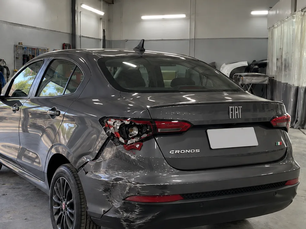 Fiat Cronos con golpe trasero izquierdo