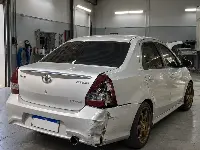 Toyota Etios con golpe trasero derecho