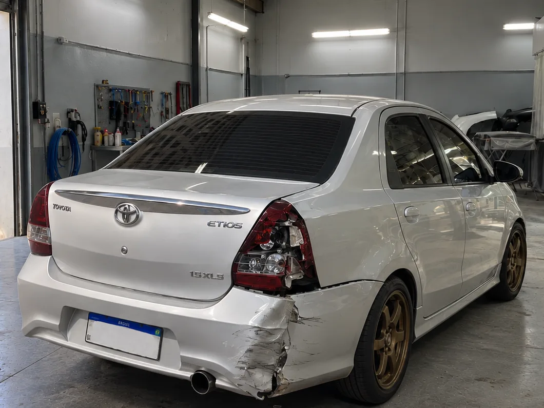 Toyota Etios con golpe trasero derecho
