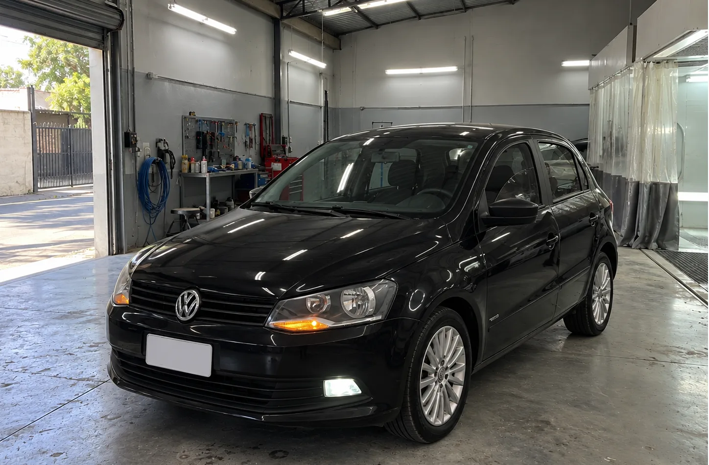 VW Gol con el frente reparado
